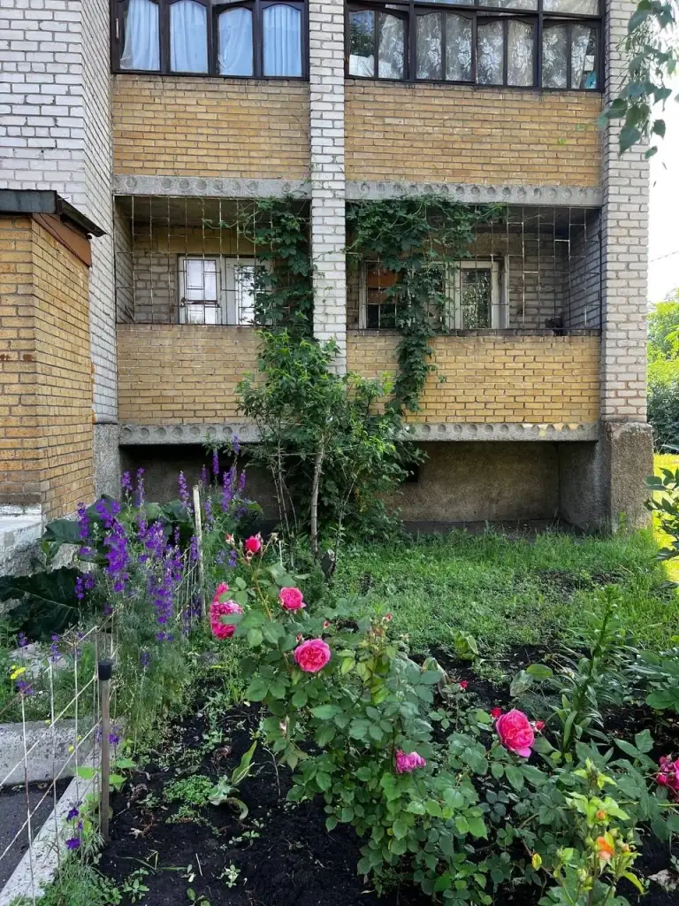 3К. Квартира — петровский район, ул. Рубинштейна, д.9

Общая площадь — 55,4 кв. М.
Этаж: 1/5

Продается трехкомнатная квартира на первом этаже, требуется ремонт. В квартире три балкона: на кухне, в зале (выход во двор) и в одной комнате с обратной стороны дома. Центральное отопление, электричество и вода по графику. Квартира не холодная, стены толстые.

В шаговой доступности находятся садик, школа и магазин. В 7-10 минутах езды до текстильщика.

— Стоимость: **2 750 000 ₽**. Торг уместен!

+7(949)105-35-35, Виктория

(
( - фотография - 9