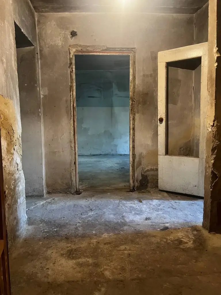 3К. Квартира — петровский район, ул. Рубинштейна, д.9

Общая площадь — 55,4 кв. М.
Этаж: 1/5

Продается трехкомнатная квартира на первом этаже, требуется ремонт. В квартире три балкона: на кухне, в зале (выход во двор) и в одной комнате с обратной стороны дома. Центральное отопление, электричество и вода по графику. Квартира не холодная, стены толстые.

В шаговой доступности находятся садик, школа и магазин. В 7-10 минутах езды до текстильщика.

— Стоимость: **2 750 000 ₽**. Торг уместен!

+7(949)105-35-35, Виктория

(
( - фотография - 8