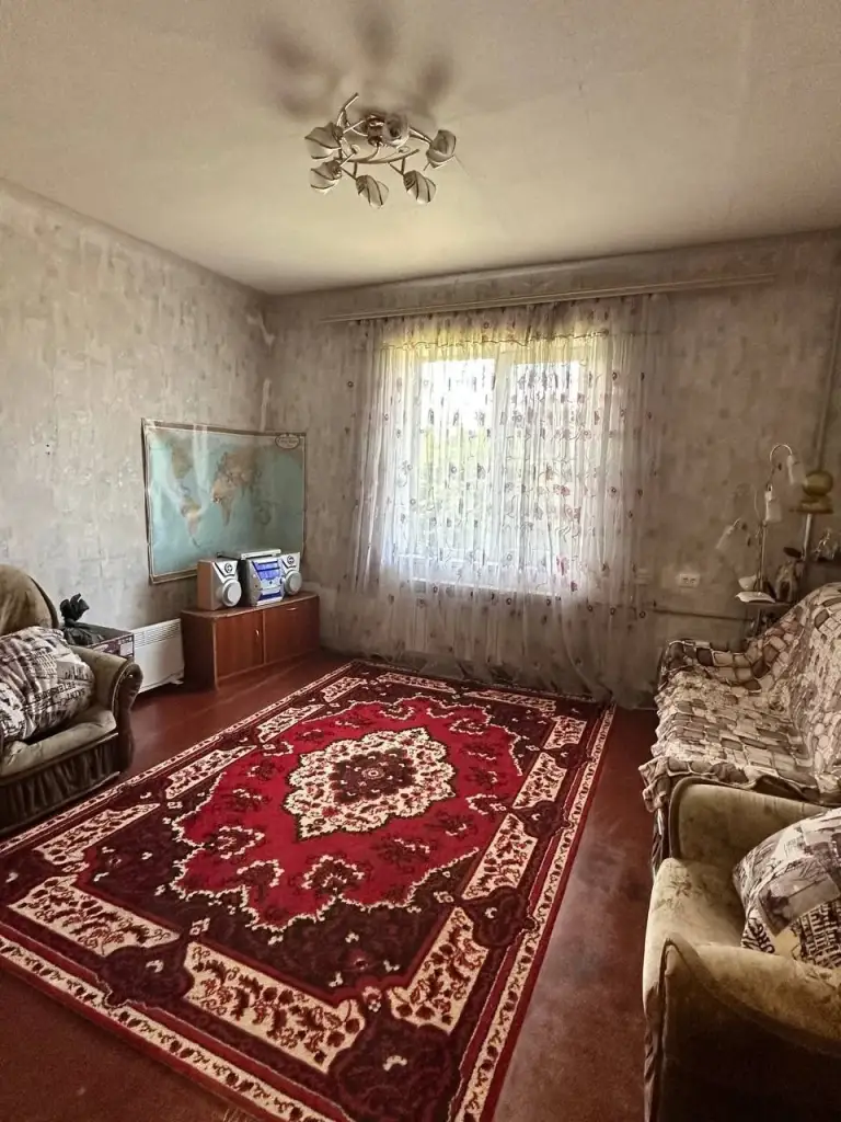 2К. Квартира — кировский район, мкрн. Солнечный

Этаж: 1/2
В квартире большие комнаты, колонка, вода по графику. Также имеется приусадебный участок. Рядом оптовая база, магазины и остановки — всё в пешей доступности. Срочная продажа, документы готовы.

— Стоимость: **3 500 000 ₽** + торг реальному покупателю.
+7(949)105-35-35, Виктория

(
( - фотография - 2