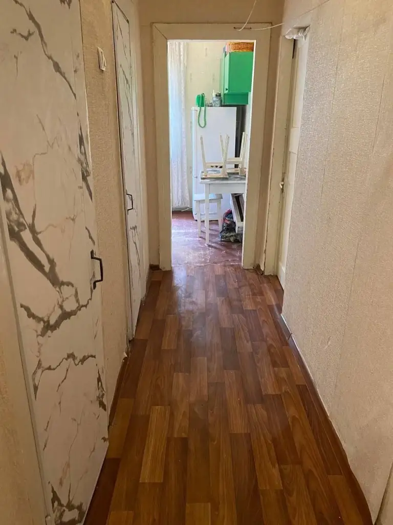 2К. Квартира — кировский район, мкрн. Солнечный

Этаж: 1/2
В квартире большие комнаты, колонка, вода по графику. Также имеется приусадебный участок. Рядом оптовая база, магазины и остановки — всё в пешей доступности. Срочная продажа, документы готовы.

— Стоимость: **3 500 000 ₽** + торг реальному покупателю.
+7(949)105-35-35, Виктория

(
( - фотография - 4