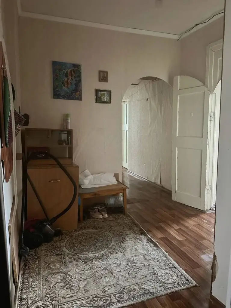 2К. Квартира — кировский район, мкрн. Солнечный

Этаж: 1/2
В квартире большие комнаты, колонка, вода по графику. Также имеется приусадебный участок. Рядом оптовая база, магазины и остановки — всё в пешей доступности. Срочная продажа, документы готовы.

— Стоимость: **3 500 000 ₽** + торг реальному покупателю.
+7(949)105-35-35, Виктория

(
( - фотография - 1