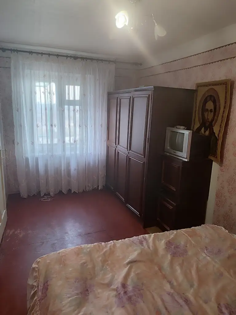 Продается 3-х комнатная квартира 4 эт/4, г. Харцызск, ул. Кутузова д.46, район трест. 3 680 000 руб. Тел 7 949 536 54 98
Документы рф на руках. Один взрослый собственник, долгов и прописанных в квартире нет.
Общая площадь 56,9 м 2, жилая 42,1 м 2
Квартира требует вложений, идеально подойдет под ваш авторский дизайн.
Не угловая. Счетчики на газ, воду, свет. В доме счетчик на отопление.
Зал проходной. Санузел раздельный. В квартире газовая колонка. Вместительная кладовая.
Рядом 5 школа, детский садик, магазины. Недалеко автовокзал, рынок.
Во дворе новая детская площадка.
Весной 2026 г. Произведен ремонт фасада дома, крыши по региональной адресной программе капремонта многоквартирных домов. В подъезде установлены пластиковые окна. - фотография - 6