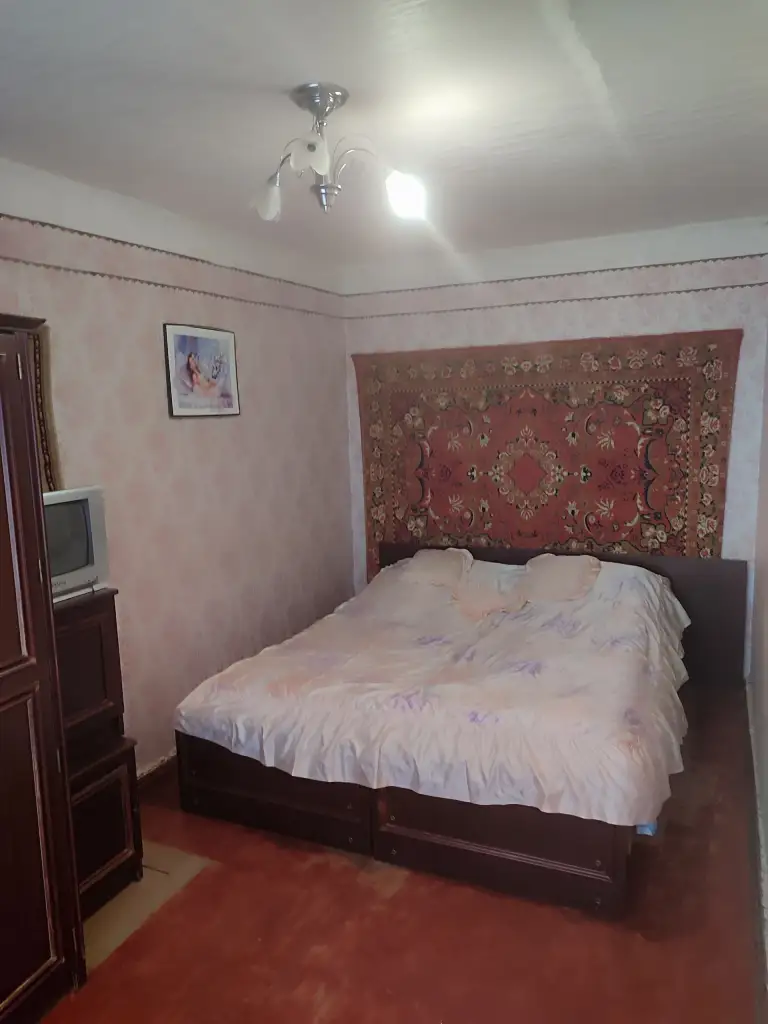 Продается 3-х комнатная квартира 4 эт/4, г. Харцызск, ул. Кутузова д.46, район трест. 3 680 000 руб. Тел 7 949 536 54 98
Документы рф на руках. Один взрослый собственник, долгов и прописанных в квартире нет.
Общая площадь 56,9 м 2, жилая 42,1 м 2
Квартира требует вложений, идеально подойдет под ваш авторский дизайн.
Не угловая. Счетчики на газ, воду, свет. В доме счетчик на отопление.
Зал проходной. Санузел раздельный. В квартире газовая колонка. Вместительная кладовая.
Рядом 5 школа, детский садик, магазины. Недалеко автовокзал, рынок.
Во дворе новая детская площадка.
Весной 2026 г. Произведен ремонт фасада дома, крыши по региональной адресной программе капремонта многоквартирных домов. В подъезде установлены пластиковые окна. - фотография - 7