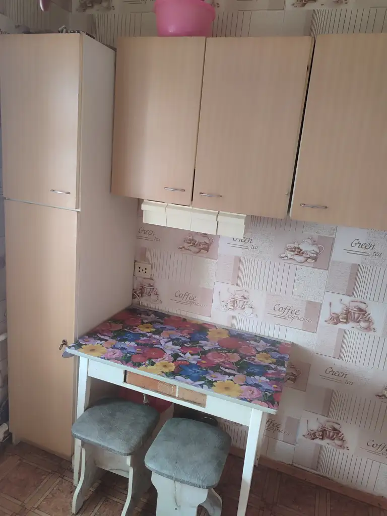 Продается 3-х комнатная квартира 4 эт/4, г. Харцызск, ул. Кутузова д.46, район трест. 3 680 000 руб. Тел 7 949 536 54 98
Документы рф на руках. Один взрослый собственник, долгов и прописанных в квартире нет.
Общая площадь 56,9 м 2, жилая 42,1 м 2
Квартира требует вложений, идеально подойдет под ваш авторский дизайн.
Не угловая. Счетчики на газ, воду, свет. В доме счетчик на отопление.
Зал проходной. Санузел раздельный. В квартире газовая колонка. Вместительная кладовая.
Рядом 5 школа, детский садик, магазины. Недалеко автовокзал, рынок.
Во дворе новая детская площадка.
Весной 2026 г. Произведен ремонт фасада дома, крыши по региональной адресной программе капремонта многоквартирных домов. В подъезде установлены пластиковые окна. - фотография - 8