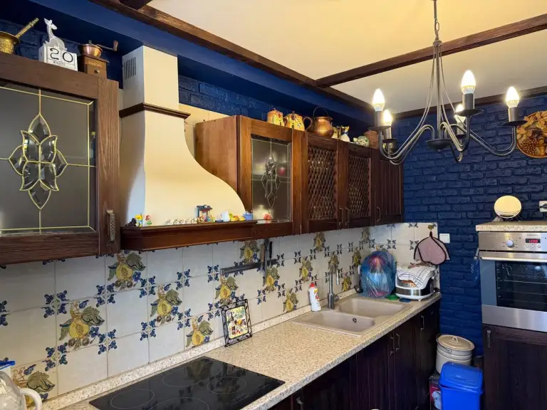 Продается 3к. Квартира в кировском р-не

- Адрес квартиры: ул. Петровского, 129, мк-н текстильщик
- Общая площадь —** 67 кв. М.
**- Этаж:** 3/10
**
Кирпичный дом, уютная студия и кухня из натурального дерева. Межкомнатные двери деревянные. Теплый пол в коридоре и санузле, в комнатах ламинат. Без газа, все на электричестве. Документы готовы, все остается.

Стоимость:** ~~7 000 000₽~~
Новая цена: 6 600 000 ₽
**
Контакты: +7(949)105-35-35, виктория
Контакты: @donvikay - фотография - 3