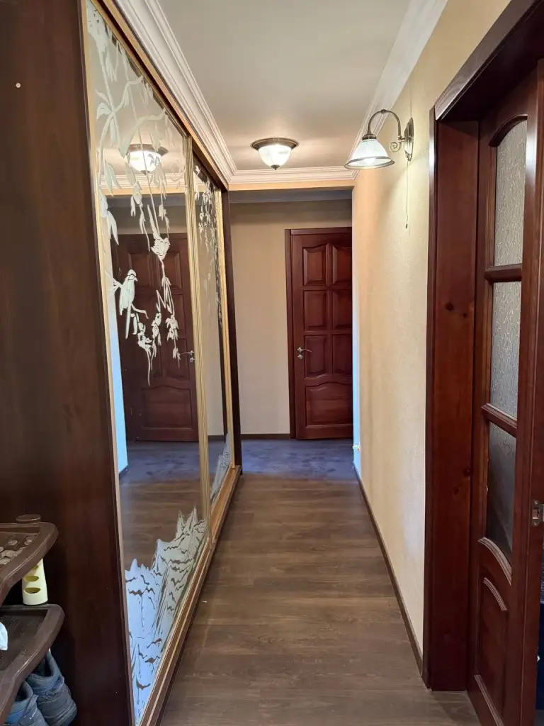 Продается 3к. Квартира в кировском р-не

- Адрес квартиры: ул. Петровского, 129, мк-н текстильщик
- Общая площадь —** 67 кв. М.
**- Этаж:** 3/10
**
Кирпичный дом, уютная студия и кухня из натурального дерева. Межкомнатные двери деревянные. Теплый пол в коридоре и санузле, в комнатах ламинат. Без газа, все на электричестве. Документы готовы, все остается.

Стоимость:** ~~7 000 000₽~~
Новая цена: 6 600 000 ₽
**
Контакты: +7(949)105-35-35, виктория
Контакты: @donvikay - фотография - 8