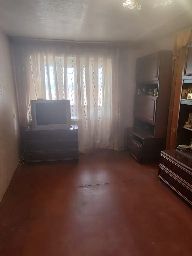 Продается 3-х комнатная квартира 4 эт/4, г. Харцызск, ул. Кутузова д.46, район трест. 3 680 000руб.
Документы рф на руках. Один взрослый собственник, долгов и прописанных в квартире нет.
Общая площадь 56,9 м 2, жилая 42,1 м 2
Квартира требует вложений, идеально подойдет под ваш авторский дизайн.
Не угловая. Счетчики на газ, воду, свет. В доме счетчик на отопление.
Зал проходной. Санузел раздельный. В квартире газовая колонка. Вместительная кладовая.
Рядом 5 школа, детский садик, магазины. Недалеко автовокзал, рынок.
Во дворе новая детская площадка.
Весной 2026 г. Произведен ремонт фасада дома, крыши по региональной адресной программе капремонта многоквартирных домов. В подъезде установлены пластиковые окна.
Тел. 79495365498 - фотография - 5
