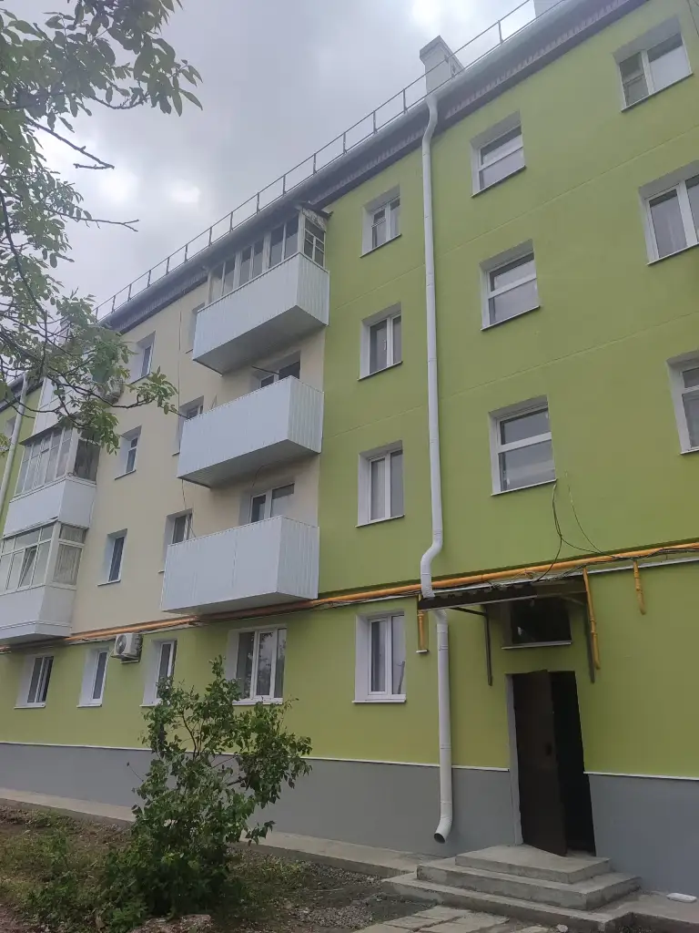 Продается 3-х комнатная квартира 4 эт/4, г. Харцызск, ул. Кутузова д.46, район трест. 3 680 000руб.
Документы рф на руках. Один взрослый собственник, долгов и прописанных в квартире нет.
Общая площадь 56,9 м 2, жилая 42,1 м 2
Квартира требует вложений, идеально подойдет под ваш авторский дизайн.
Не угловая. Счетчики на газ, воду, свет. В доме счетчик на отопление.
Зал проходной. Санузел раздельный. В квартире газовая колонка. Вместительная кладовая.
Рядом 5 школа, детский садик, магазины. Недалеко автовокзал, рынок.
Во дворе новая детская площадка.
Весной 2026 г. Произведен ремонт фасада дома, крыши по региональной адресной программе капремонта многоквартирных домов. В подъезде установлены пластиковые окна.
Тел. 79495365498 - фотография - 1