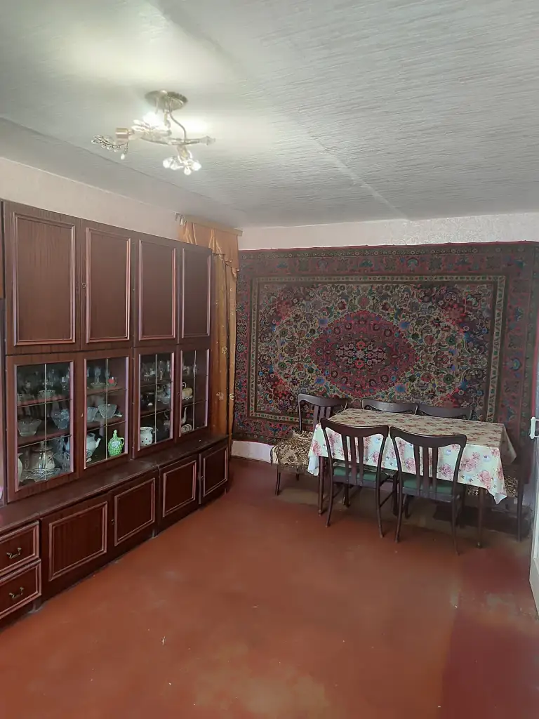 Продается 3-х комнатная квартира 4 эт/4, г. Харцызск, ул. Кутузова д.46, район трест. 3 680 000руб.
Документы рф на руках. Один взрослый собственник, долгов и прописанных в квартире нет.
Общая площадь 56,9 м 2, жилая 42,1 м 2
Квартира требует вложений, идеально подойдет под ваш авторский дизайн.
Не угловая. Счетчики на газ, воду, свет. В доме счетчик на отопление.
Зал проходной. Санузел раздельный. В квартире газовая колонка. Вместительная кладовая.
Рядом 5 школа, детский садик, магазины. Недалеко автовокзал, рынок.
Во дворе новая детская площадка.
Весной 2026 г. Произведен ремонт фасада дома, крыши по региональной адресной программе капремонта многоквартирных домов. В подъезде установлены пластиковые окна.
Тел. 79495365498 - фотография - 4