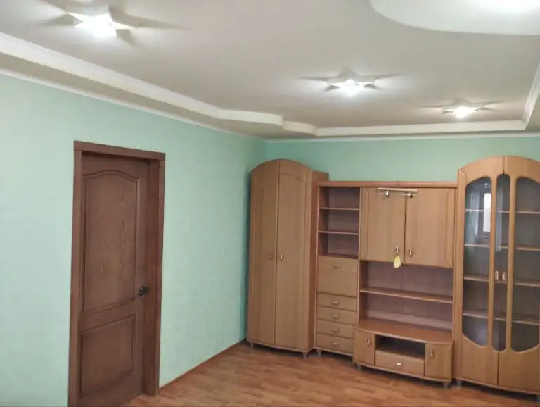 Продаётся уютная 2 к. Квартира на заперевальной с ремонтом.
Площадь 48 кв. М, комнаты раздельные, не угловая.
Мп окна, новая входная дверь, межкомнатные двери поменяны.
Остается встроенная кухня, холодильник, стиральная машинка/автомат,
Необходимая мебель. С/узел в плитке.
Установлены два кондиционера.
Просторная, светлая.
Вода круглосуточно!
Документы готовы. Собственник в донецке.
Фото соответствуют.
Возможен торг. - фотография - 4