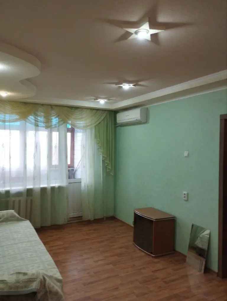 Продаётся уютная 2 к. Квартира на заперевальной с ремонтом.
Площадь 48 кв. М, комнаты раздельные, не угловая.
Мп окна, новая входная дверь, межкомнатные двери поменяны.
Остается встроенная кухня, холодильник, стиральная машинка/автомат,
Необходимая мебель. С/узел в плитке.
Установлены два кондиционера.
Просторная, светлая.
Вода круглосуточно!
Документы готовы. Собственник в донецке.
Фото соответствуют.
Возможен торг. - фотография - 3
