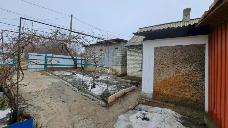 Продам два дома на участке 28 соток в пролетарском районе.
Один 76 кв. М, просторный, добротный, светлый, потолки 2,7 м.
С/узел 6 кв. М с окном в доме, отопление твердо-топливный котел, регистры.
Зал 25 кв. М, две спальни, большая кухня 14,5 кв. М.  Хорошее жилое состояние.
Второй 43 кв. М.
Есть гараж, летняя кухня.
Большой участок 28 соток.
Ориентир 11 больница. Недалеко школа 149.
Вода идет постоянно! - фотография - 3