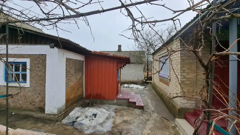 Продам два дома на участке 28 соток в пролетарском районе.
Один 76 кв. М, просторный, добротный, светлый, потолки 2,7 м.
С/узел 6 кв. М с окном в доме, отопление твердо-топливный котел, регистры.
Зал 25 кв. М, две спальни, большая кухня 14,5 кв. М.  Хорошее жилое состояние.
Второй 43 кв. М.
Есть гараж, летняя кухня.
Большой участок 28 соток.
Ориентир 11 больница. Недалеко школа 149.
Вода идет постоянно! - фотография - 8