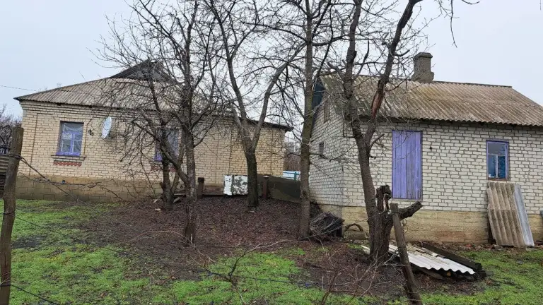 Продам два дома на участке 28 соток в пролетарском районе.
Один 76 кв. М, просторный, добротный, светлый, потолки 2,7 м.
С/узел 6 кв. М с окном в доме, отопление твердо-топливный котел, регистры.
Зал 25 кв. М, две спальни, большая кухня 14,5 кв. М.  Хорошее жилое состояние.
Второй 43 кв. М.
Есть гараж, летняя кухня.
Большой участок 28 соток.
Ориентир 11 больница. Недалеко школа 149.
Вода идет постоянно! - фотография - 2