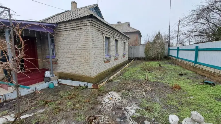 Продам два дома на участке 28 соток в пролетарском районе.
Один 76 кв. М, просторный, добротный, светлый, потолки 2,7 м.
С/узел 6 кв. М с окном в доме, отопление твердо-топливный котел, регистры.
Зал 25 кв. М, две спальни, большая кухня 14,5 кв. М.  Хорошее жилое состояние.
Второй 43 кв. М.
Есть гараж, летняя кухня.
Большой участок 28 соток.
Ориентир 11 больница. Недалеко школа 149.
Вода идет постоянно! - фотография - 1