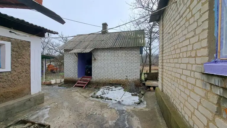 Продам два дома на участке 28 соток в пролетарском районе.
Один 76 кв. М, просторный, добротный, светлый, потолки 2,7 м.
С/узел 6 кв. М с окном в доме, отопление твердо-топливный котел, регистры.
Зал 25 кв. М, две спальни, большая кухня 14,5 кв. М.  Хорошее жилое состояние.
Второй 43 кв. М.
Есть гараж, летняя кухня.
Большой участок 28 соток.
Ориентир 11 больница. Недалеко школа 149.
Вода идет постоянно! - фотография - 9