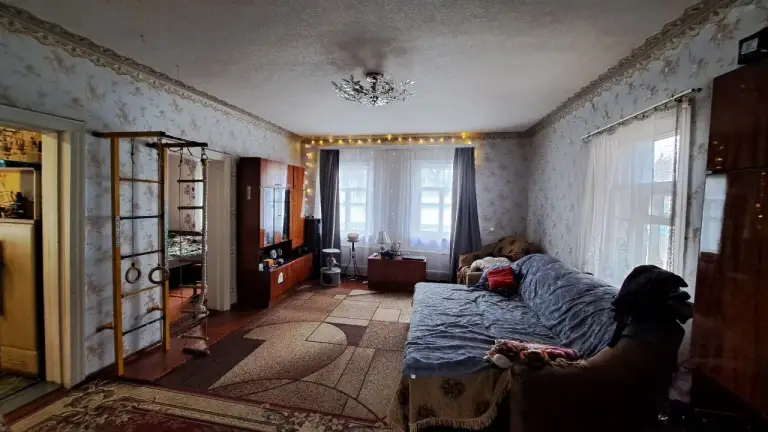 Продам два дома на участке 28 соток в пролетарском районе.
Один 76 кв. М, просторный, добротный, светлый, потолки 2,7 м.
С/узел 6 кв. М с окном в доме, отопление твердо-топливный котел, регистры.
Зал 25 кв. М, две спальни, большая кухня 14,5 кв. М.  Хорошее жилое состояние.
Второй 43 кв. М.
Есть гараж, летняя кухня.
Большой участок 28 соток.
Ориентир 11 больница. Недалеко школа 149.
Вода идет постоянно! - фотография - 4