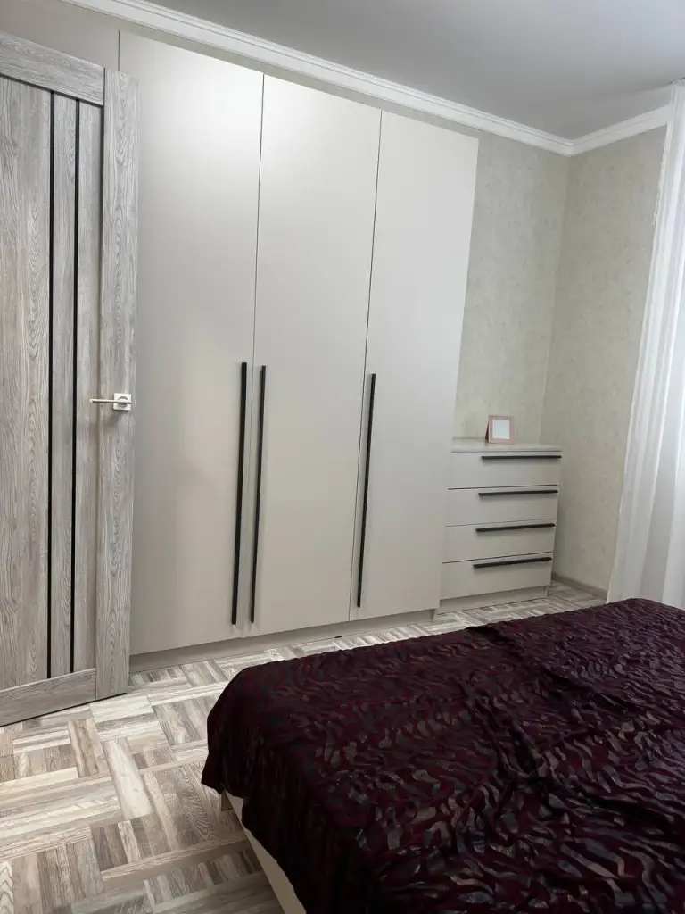 2К. Квартира — куйбышевский район, улица церетели

Этаж: 2/9
50 М2

Сдается впервые после капитального ремонта просторная и светлая 2-комнатная квартира с гаражом. Комнаты раздельные, квартира полностью укомплектована: холодильник, стиральная машина, микроволновая печь, плита, телевизор. Утепленная снаружи, с горячей водой 24/7 и накопительным баком. Окна выходят во двор, тихо.

В шаговой доступности находятся магазины, школа и детский сад.

— Стоимость: **50 000 ₽** + коммунальные услуги + залог 100% (один месяц).

+7(949)105-35-35, Виктория - фотография - 8