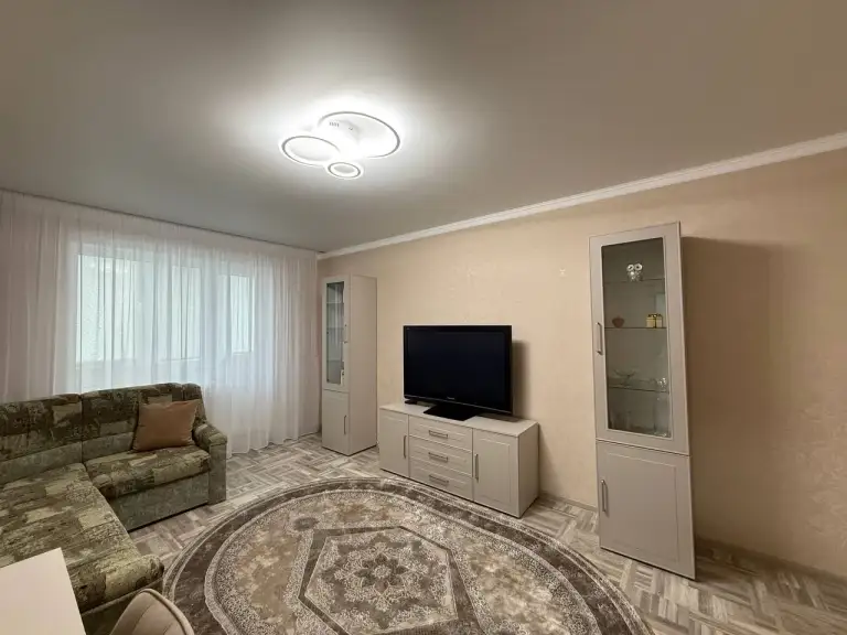 2К. Квартира — куйбышевский район, улица церетели

Этаж: 2/9
50 М2

Сдается впервые после капитального ремонта просторная и светлая 2-комнатная квартира с гаражом. Комнаты раздельные, квартира полностью укомплектована: холодильник, стиральная машина, микроволновая печь, плита, телевизор. Утепленная снаружи, с горячей водой 24/7 и накопительным баком. Окна выходят во двор, тихо.

В шаговой доступности находятся магазины, школа и детский сад.

— Стоимость: **50 000 ₽** + коммунальные услуги + залог 100% (один месяц).

+7(949)105-35-35, Виктория - фотография - 7
