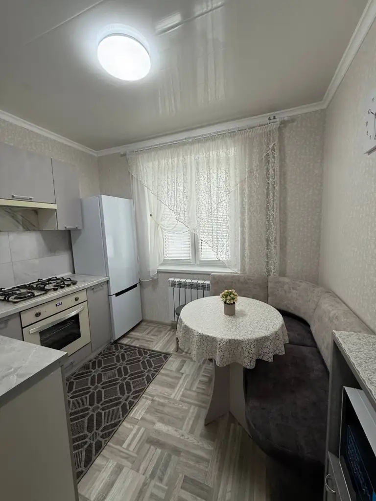 2К. Квартира — куйбышевский район, улица церетели

Этаж: 2/9
50 М2

Сдается впервые после капитального ремонта просторная и светлая 2-комнатная квартира с гаражом. Комнаты раздельные, квартира полностью укомплектована: холодильник, стиральная машина, микроволновая печь, плита, телевизор. Утепленная снаружи, с горячей водой 24/7 и накопительным баком. Окна выходят во двор, тихо.

В шаговой доступности находятся магазины, школа и детский сад.

— Стоимость: **50 000 ₽** + коммунальные услуги + залог 100% (один месяц).

+7(949)105-35-35, Виктория - фотография - 1