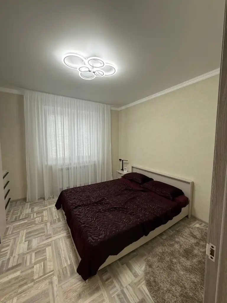 2К. Квартира — куйбышевский район, улица церетели

Этаж: 2/9
50 М2

Сдается впервые после капитального ремонта просторная и светлая 2-комнатная квартира с гаражом. Комнаты раздельные, квартира полностью укомплектована: холодильник, стиральная машина, микроволновая печь, плита, телевизор. Утепленная снаружи, с горячей водой 24/7 и накопительным баком. Окна выходят во двор, тихо.

В шаговой доступности находятся магазины, школа и детский сад.

— Стоимость: **50 000 ₽** + коммунальные услуги + залог 100% (один месяц).

+7(949)105-35-35, Виктория - фотография - 6