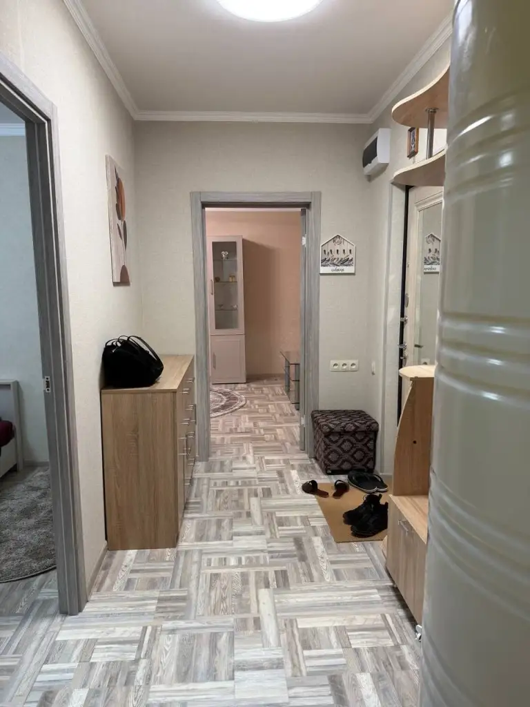 2К. Квартира — куйбышевский район, улица церетели

Этаж: 2/9
50 М2

Сдается впервые после капитального ремонта просторная и светлая 2-комнатная квартира с гаражом. Комнаты раздельные, квартира полностью укомплектована: холодильник, стиральная машина, микроволновая печь, плита, телевизор. Утепленная снаружи, с горячей водой 24/7 и накопительным баком. Окна выходят во двор, тихо.

В шаговой доступности находятся магазины, школа и детский сад.

— Стоимость: **50 000 ₽** + коммунальные услуги + залог 100% (один месяц).

+7(949)105-35-35, Виктория - фотография - 3