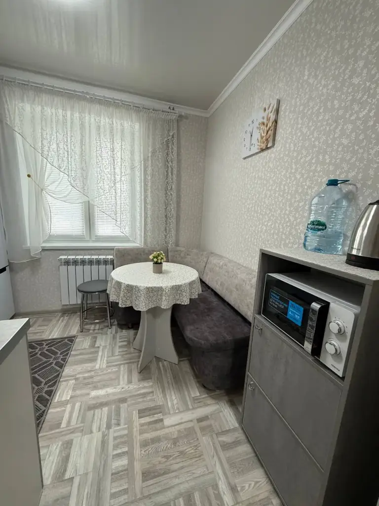2К. Квартира — куйбышевский район, улица церетели

Этаж: 2/9
50 М2

Сдается впервые после капитального ремонта просторная и светлая 2-комнатная квартира с гаражом. Комнаты раздельные, квартира полностью укомплектована: холодильник, стиральная машина, микроволновая печь, плита, телевизор. Утепленная снаружи, с горячей водой 24/7 и накопительным баком. Окна выходят во двор, тихо.

В шаговой доступности находятся магазины, школа и детский сад.

— Стоимость: **50 000 ₽** + коммунальные услуги + залог 100% (один месяц).

+7(949)105-35-35, Виктория - фотография - 2
