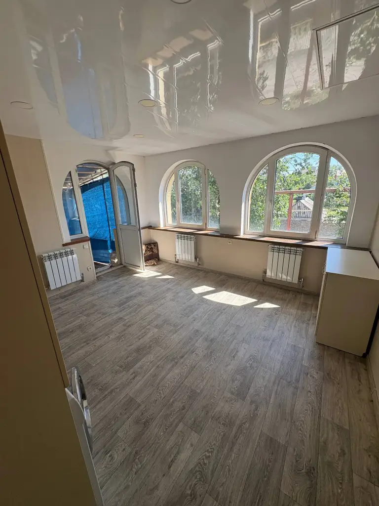 Продам современный дом, баня, 9 соток, пл. Бакинских комиссаров.
Продам лучший дом в районе площади бакинских комиссаров. Ул. Тесленко, район куйбышевский, донецк
Очень качественный, современный ремонт, делали для детей.
7 Комнат, кухни и на 1-м и на 2-м этажах, с выходом на террасу 70 кв. М. , где отмечали все праздники. Уютно, чистенько, спокойная аура.
Домашний кинотеатр с огромным экраном.
Баня, сауна, спортзал. Дом для достойного, проживания.
Земля 9 соток приватизированная.
Цена опущена на 5 000 000 руб.
Документы готовы, лучшее предложение. +79493793647 - фотография - 6