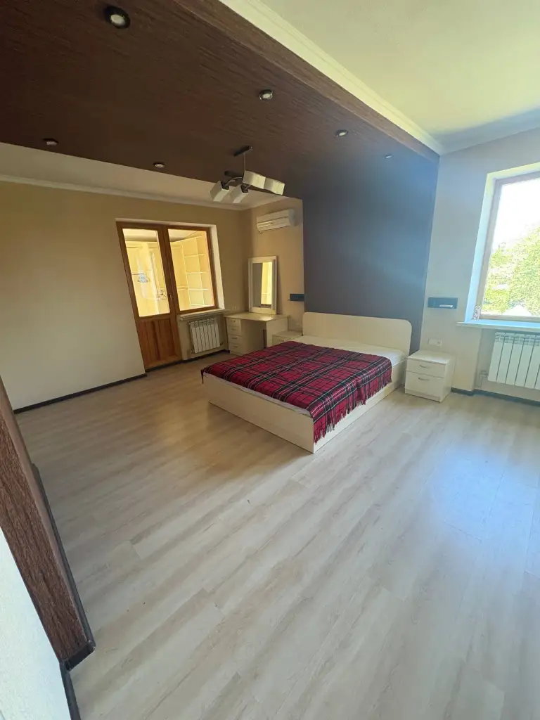 Продам современный дом, баня, 9 соток, пл. Бакинских комиссаров.
Продам лучший дом в районе площади бакинских комиссаров. Ул. Тесленко, район куйбышевский, донецк
Очень качественный, современный ремонт, делали для детей.
7 Комнат, кухни и на 1-м и на 2-м этажах, с выходом на террасу 70 кв. М. , где отмечали все праздники. Уютно, чистенько, спокойная аура.
Домашний кинотеатр с огромным экраном.
Баня, сауна, спортзал. Дом для достойного, проживания.
Земля 9 соток приватизированная.
Цена опущена на 5 000 000 руб.
Документы готовы, лучшее предложение. +79493793647 - фотография - 8