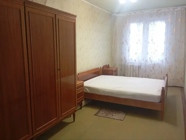 3К. Квартира — кировский район, ул. Петровского
Этаж: 8/9

Аренда 3х комнатной квартиры по ул. Петровского, текстильщик. Квартира укомплектована мебелью и бытовой техникой: холодильник, стиральная машина, телевизор.

Вода подаётся по графику. Без животных.
Рядом рынок, супермаркеты, школы, детские сады и остановка общественного транспорта возле дома.

— Стоимость: 36 000 ₽ + коммунальные услуги + залог 100% + комиссия агентства 100% (при заселении).

+7(949)540-78-55, Светлана. - фотография - 3