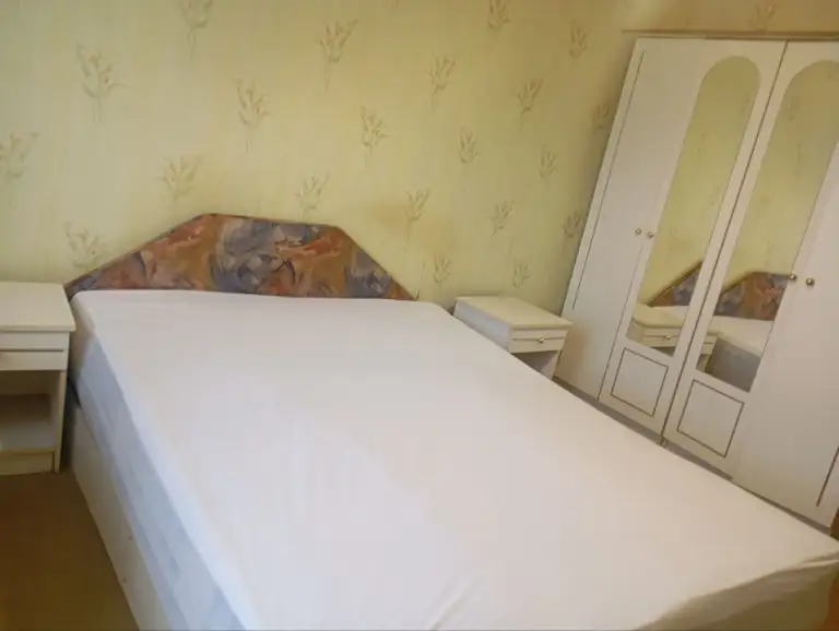 3К. Квартира — кировский район, ул. Петровского
Этаж: 8/9

Аренда 3х комнатной квартиры по ул. Петровского, текстильщик. Квартира укомплектована мебелью и бытовой техникой: холодильник, стиральная машина, телевизор.

Вода подаётся по графику. Без животных.
Рядом рынок, супермаркеты, школы, детские сады и остановка общественного транспорта возле дома.

— Стоимость: 36 000 ₽ + коммунальные услуги + залог 100% + комиссия агентства 100% (при заселении).

+7(949)540-78-55, Светлана. - фотография - 5
