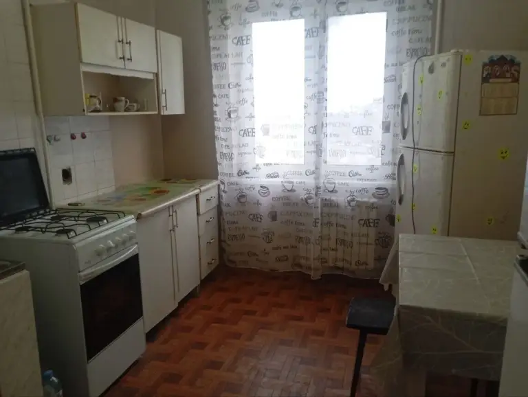 3К. Квартира — кировский район, ул. Петровского
Этаж: 8/9

Аренда 3х комнатной квартиры по ул. Петровского, текстильщик. Квартира укомплектована мебелью и бытовой техникой: холодильник, стиральная машина, телевизор.

Вода подаётся по графику. Без животных.
Рядом рынок, супермаркеты, школы, детские сады и остановка общественного транспорта возле дома.

— Стоимость: 36 000 ₽ + коммунальные услуги + залог 100% + комиссия агентства 100% (при заселении).

+7(949)540-78-55, Светлана. - фотография - 6
