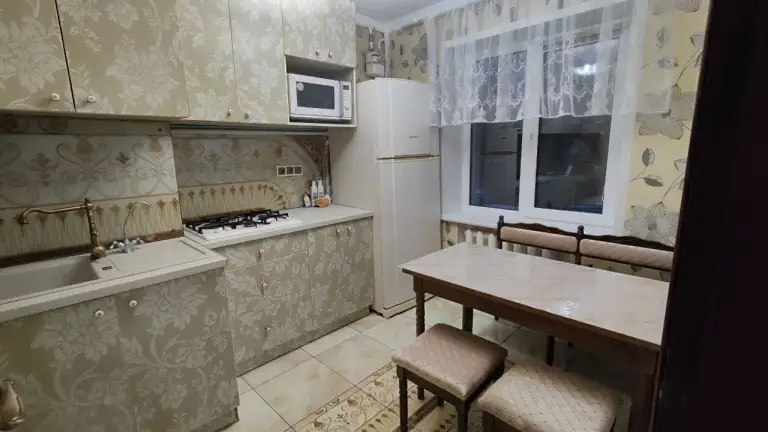 3К. Квартира — ворошиловский район, пр. Маяковского
Общая площадь — 70 кв. М.
Этаж: 1/9

Гостиная с диваном и двумя креслами, плазменный телевизор. Две спальни, угловая ванна, накопительная система.

Можно семье или мужчинам. Без животных.

— Стоимость: **60 000 ₽**
+7(949)105-35-35, Виктория - фотография - 1