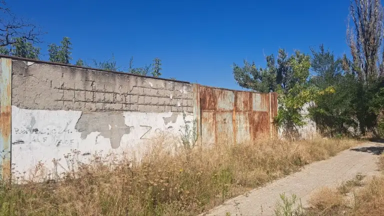Бывший хлебокомбинат — калининский район, ул. Литвинова, 6

Площадь участка — 47 соток. На территории расположены магазин, склады и цеха. Все коммуникации подключены.

Есть выписка егрн, документы на аренду поданы. Собственник — ип. Подъездные пути — с ул. Павших коммунаров и ул. Ходаковского. Возможны рассрочка и полная оплата.

— Стоимость: **60 000 000 ₽** - фотография - 8