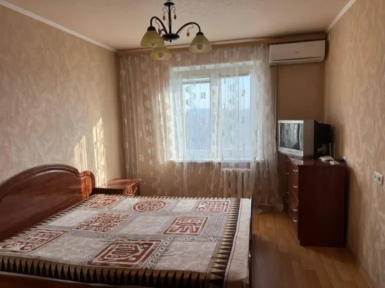 **Сдается 2к. Квартира в калининском районе**

Адрес квартиры:
Б-р шахтостроителей 24-25, калининский рынок
Общая площадь —** 50 кв. М. **
Этаж:** 7/9 **

Квартира в отличном состоянии, оборудована кондиционером, стиральной машинкой, холодильником и телевизором. Установлен бойлер. Вода не доходит. Подходит для пары.

Стоимость:** 25 000 ₽ **+ коммунальные услуги.
Телефон: +7(949)105-35-35, виктория.
Контакты: @donvikay - фотография - 1