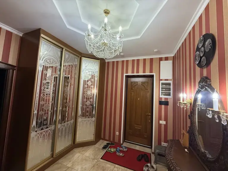 4К. Квартира — ворошиловский район, ул. Постышева, гастроном «москва»

Общая площадь — 163 кв. М.
Этаж: 4/12

Кирпичный дом, потолки высотой 2,9 м. Застеклённые лоджия и балкон, гардеробная. Три комнаты и зал-студия, ремонт выполнен в классическом стиле. Документы готовы.

За дополнительную плату в паркинге можно приобрести машиноместа для двух автомобилей.

— Стоимость: **20 000 000 ₽**

+7(949)105-35-35, Виктория - фотография - 4
