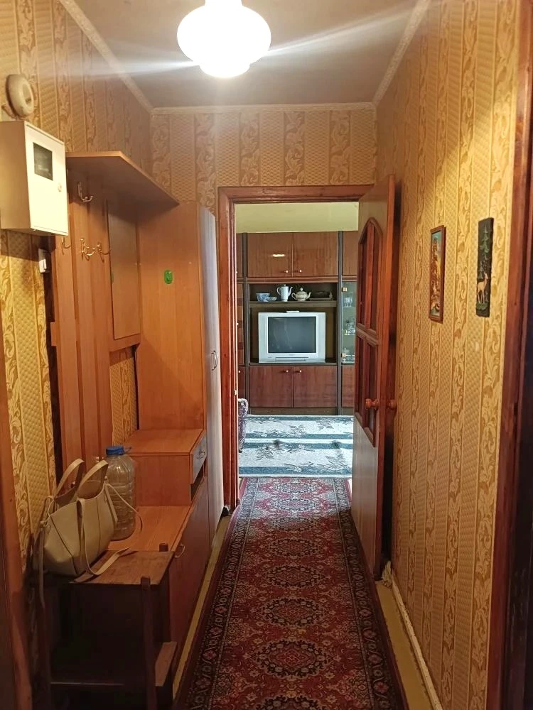 Продам 2х комнатную квартиру в киевском р-не, по киевскому проспекту, ориентир, шахтерская площадь, маг вильнюс, северный, 8/9, не угловая, 48,4/30/8, комнаты и с/у-раздельные, на кухне и в спальне окна пластиковые, большая лоджия застеклена пластиком, кладовая, счетчики на воду, вода по графику идет! Состояние в комнатах жилое, кухня и с/у под ремонт.
Отличная транспортная развязка-киевский проспект, ул. Артема, университетская, магазины, аптеки, школа, детский сад.

Собственник-1 в донецке, документы готовы, внесены в росреестр. Никто не прописан.

С уважением, ан городская недвижимость, +79493448020 инна - фотография - 8