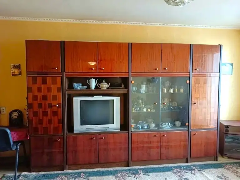 Продам 2х комнатную квартиру в киевском р-не, по киевскому проспекту, ориентир, шахтерская площадь, маг вильнюс, северный, 8/9, не угловая, 48,4/30/8, комнаты и с/у-раздельные, на кухне и в спальне окна пластиковые, большая лоджия застеклена пластиком, кладовая, счетчики на воду, вода по графику идет! Состояние в комнатах жилое, кухня и с/у под ремонт.
Отличная транспортная развязка-киевский проспект, ул. Артема, университетская, магазины, аптеки, школа, детский сад.

Собственник-1 в донецке, документы готовы, внесены в росреестр. Никто не прописан.

С уважением, ан городская недвижимость, +79493448020 инна - фотография - 1