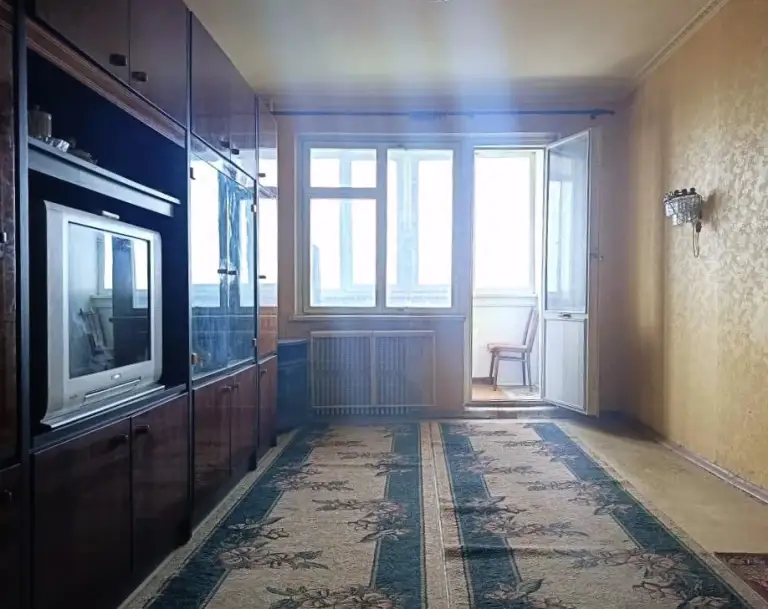 Продам 2х комнатную квартиру в киевском р-не, по киевскому проспекту, ориентир, шахтерская площадь, маг вильнюс, северный, 8/9, не угловая, 48,4/30/8, комнаты и с/у-раздельные, на кухне и в спальне окна пластиковые, большая лоджия застеклена пластиком, кладовая, счетчики на воду, вода по графику идет! Состояние в комнатах жилое, кухня и с/у под ремонт.
Отличная транспортная развязка-киевский проспект, ул. Артема, университетская, магазины, аптеки, школа, детский сад.

Собственник-1 в донецке, документы готовы, внесены в росреестр. Никто не прописан.

С уважением, ан городская недвижимость, +79493448020 инна - фотография - 3