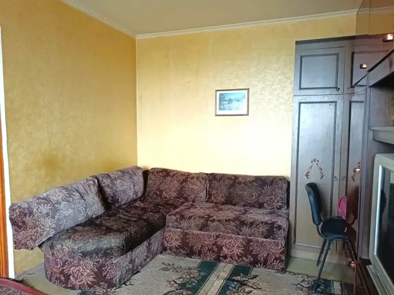 Продам 2х комнатную квартиру в киевском р-не, по киевскому проспекту, ориентир, шахтерская площадь, маг вильнюс, северный, 8/9, не угловая, 48,4/30/8, комнаты и с/у-раздельные, на кухне и в спальне окна пластиковые, большая лоджия застеклена пластиком, кладовая, счетчики на воду, вода по графику идет! Состояние в комнатах жилое, кухня и с/у под ремонт.
Отличная транспортная развязка-киевский проспект, ул. Артема, университетская, магазины, аптеки, школа, детский сад.

Собственник-1 в донецке, документы готовы, внесены в росреестр. Никто не прописан.

С уважением, ан городская недвижимость, +79493448020 инна - фотография - 2