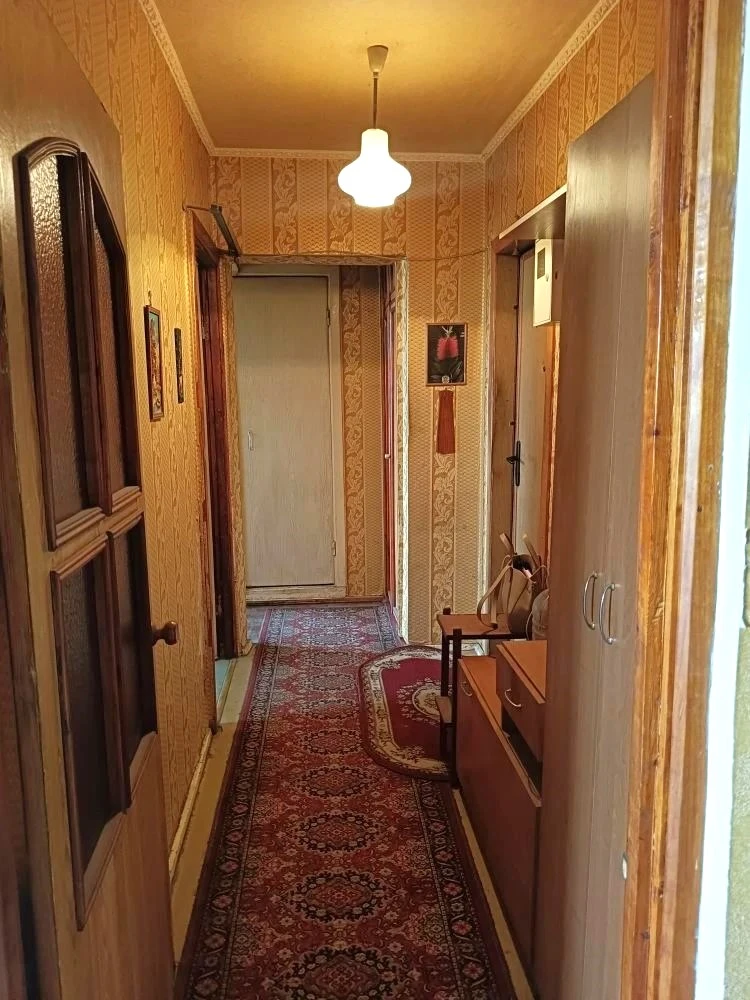 Продам 2х комнатную квартиру в киевском р-не, по киевскому проспекту, ориентир, шахтерская площадь, маг вильнюс, северный, 8/9, не угловая, 48,4/30/8, комнаты и с/у-раздельные, на кухне и в спальне окна пластиковые, большая лоджия застеклена пластиком, кладовая, счетчики на воду, вода по графику идет! Состояние в комнатах жилое, кухня и с/у под ремонт.
Отличная транспортная развязка-киевский проспект, ул. Артема, университетская, магазины, аптеки, школа, детский сад.

Собственник-1 в донецке, документы готовы, внесены в росреестр. Никто не прописан.

С уважением, ан городская недвижимость, +79493448020 инна - фотография - 7