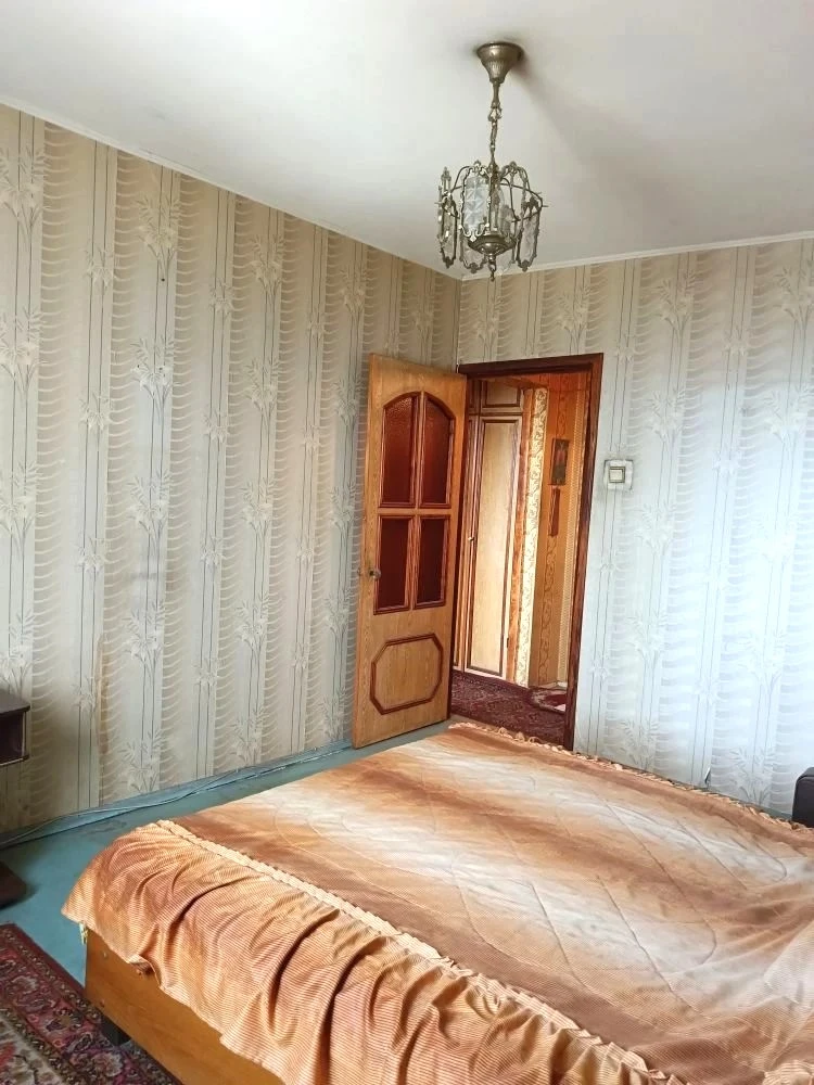 Продам 2х комнатную квартиру в киевском р-не, по киевскому проспекту, ориентир, шахтерская площадь, маг вильнюс, северный, 8/9, не угловая, 48,4/30/8, комнаты и с/у-раздельные, на кухне и в спальне окна пластиковые, большая лоджия застеклена пластиком, кладовая, счетчики на воду, вода по графику идет! Состояние в комнатах жилое, кухня и с/у под ремонт.
Отличная транспортная развязка-киевский проспект, ул. Артема, университетская, магазины, аптеки, школа, детский сад.

Собственник-1 в донецке, документы готовы, внесены в росреестр. Никто не прописан.

С уважением, ан городская недвижимость, +79493448020 инна - фотография - 5