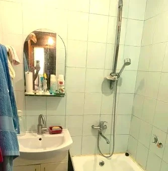 Продам 3-х комнатную квартиру в калининском районе, пр. Мира
1 Этаж 9-ти этажного дома, вода идет всегда.
Большая лоджия со своим оборудованным погребом
Квартира утеплена с фасада
Окна пластик
Высокий цоколь
Внутри заменены трубы, стояки
Установлен бойлер
5500 000 Руб. Торг реальному покупателю.
Документы готовы, показ в дневное время.
Звоните +79497939120 альбина ан - фотография - 3