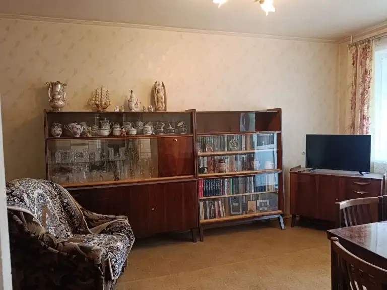 Сдается 2х комнатная квартира по ул. Политбойцов, киевский исполком, 6/9, комнаты и с/у- раздельные, окна м/пластиковые, лоджия застеклена пластик и утеплена снаружи. В квартире есть вся необходимая мебель, холодильник, тв, стиральная машина, эл. Бак. Вода по графику регулярно.
Сдается на длительный срок, семье, паре, 1 женщине, без животных. Вода по графику.
22000+ Ком услуги.
С ув. Ан городская недвижимость, +79493448020 инна - фотография - 2