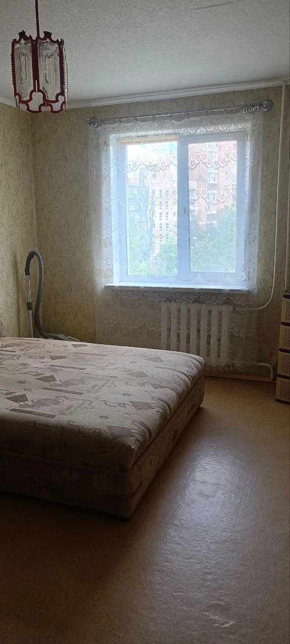 Сдается 2х комнатная квартира по ул. Политбойцов, киевский исполком, 6/9, комнаты и с/у- раздельные, окна м/пластиковые, лоджия застеклена пластик и утеплена снаружи. В квартире есть вся необходимая мебель, холодильник, тв, стиральная машина, эл. Бак. Вода по графику регулярно.
Сдается на длительный срок, семье, паре, 1 женщине, без животных. Вода по графику.
22000+ Ком услуги.
С ув. Ан городская недвижимость, +79493448020 инна - фотография - 5