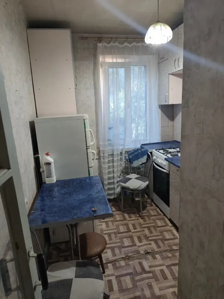 1К. Квартира — кировский район, текстильщик
Общая площадь — 30 кв. М.
Этаж: 3/9

Большая гостинка. Вода по графику. Бойлер и стиральная машина отсутствуют.

— Стоимость: **15 000 ₽** + коммунальные услуги - фотография - 2