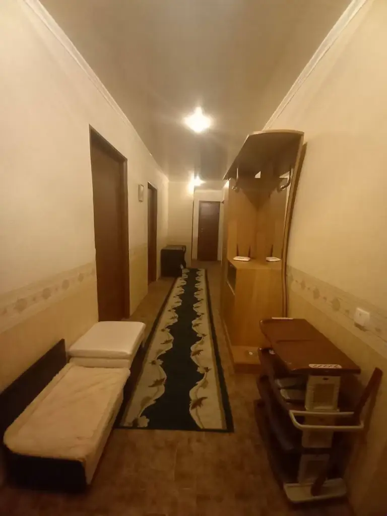 3К. Квартира — киевский район, пр. Киевский, 5
Общая площадь — 77,5 кв. М.
Этаж: 4/9

Кирпичный дом. Квартира перепланирована из 4-комнатной в 3-комнатную: увеличен санузел, обустроена большая кухня-гостиная. Отличное состояние.

Вода по графику, подаётся с хорошим напором. Установлен бойлер. Рядом остановки общественного транспорта во все направления.

— Стоимость: **7 200 000 ₽**
+7(949)105-35-35, Виктория - фотография - 5