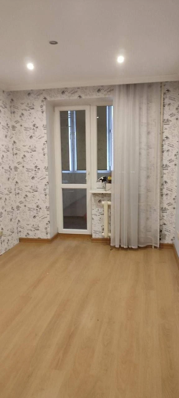 4К. Квартира — киевский район, гладковка, ул. Коцюбинского
Практически пустая квартира без мебели. Детская комната полностью меблирована, также есть встроенные шкафы в спальне и коридоре.
Кухня укомплектована мебелью, без бытовой техники. В наличии бойлер и стиральная машина.
— Стоимость: **6 500 000 ₽**
+7(949)105-35-35, Виктория - фотография - 1