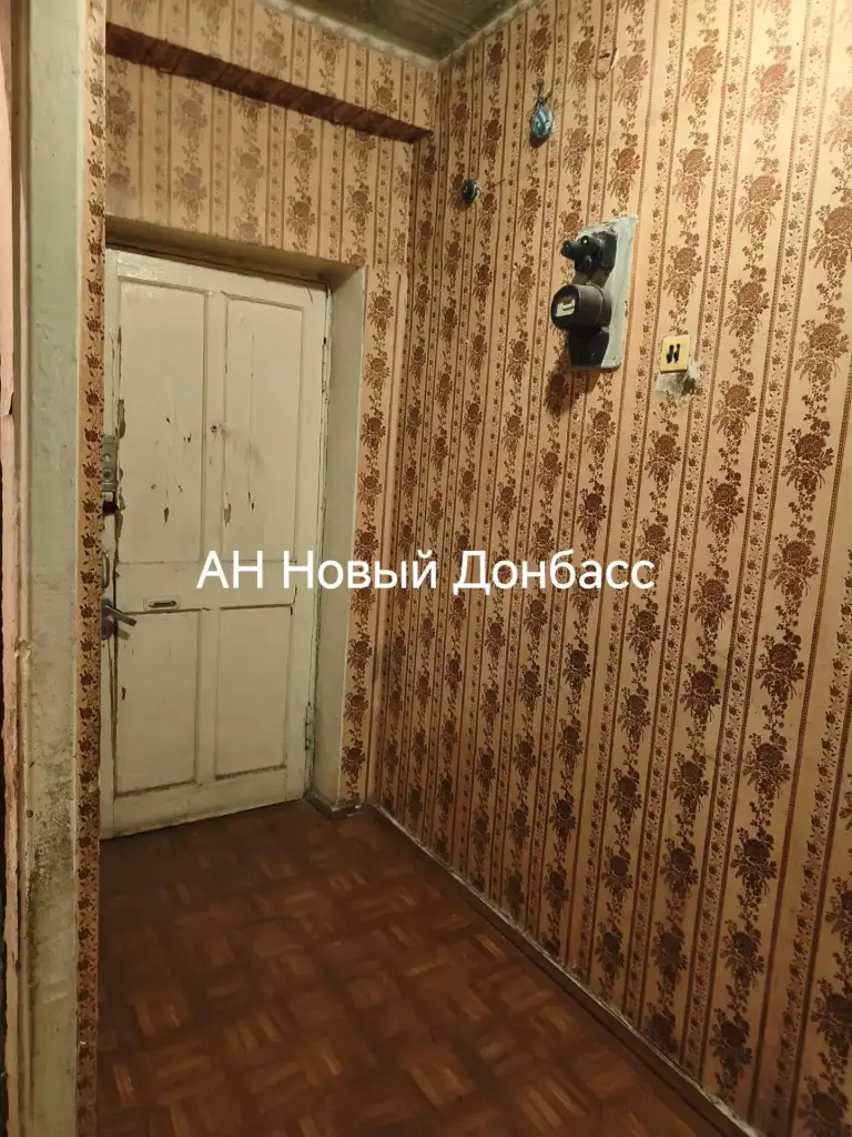 Продам! 2 комнатная квартира, 44 м², 5/5 эт. — парк щербакова, ул. Университетская.
Продается двухкомнатная квартира в ворошиловском районе. Больница №5. Отличное расположение: рядом парк щербакова, развитая инфраструктура, центр города.
Параметры: 44 кв. М, кухня 6.1 кв. М.
Состояние: под ремонт.
Этажность: 5-й этаж 5-этажного дома.
Преимущества:
Документы готовы к продаже.
Быстрый выход на сделку.
Полное юридическое сопровождение от ан «новый донбасс».
Цена: 3 200 000 руб.
По всем вопросам звоните по телефону: + наталья владимировна - фотография - 1