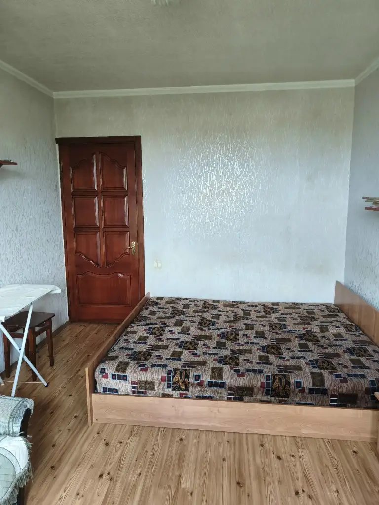 Продам! Вода ежедневно! 3х комнатная квартира донецк, кировский район, мирный.
Квартира теплая и уютная, большая. Пластиковые окна, хорошие межкомнатные двери и входные, батареи новые чугунные, трубы поменяны. В квартире имеется два застеклённый балкона. Санузел раздельный. Кухня оборудована всем необходимым, включая газовую плиту и холодильник.
Вода ежедневно.
Стоимость 5 500 000 руб. Торг
Шикарная инфраструктура - рядом с домом рынок, супермаркеты, магазины, садики, школа, остановки общественного транспорта (автобусы, троллейбусы).
Документы готовы к продаже. Прописанных нет. Наталья + 7 949 327 98 90 - фотография - 7